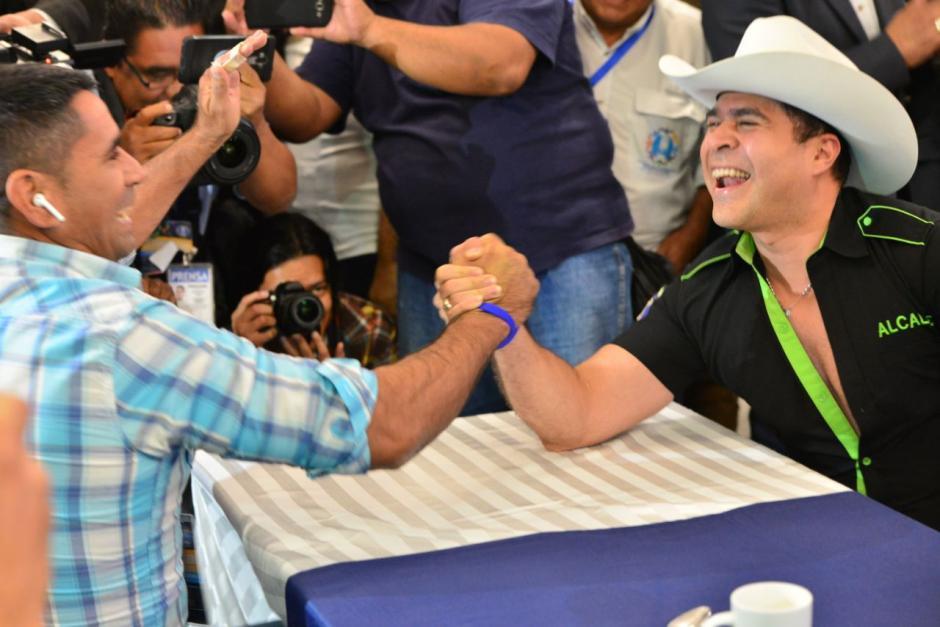 Alias "Tres Quiebres" y Neto Bran en un duelo de fuerza por pulso en enero de 2018 durante la asamblea de la Anam. (Foto: archivo/Soy502)