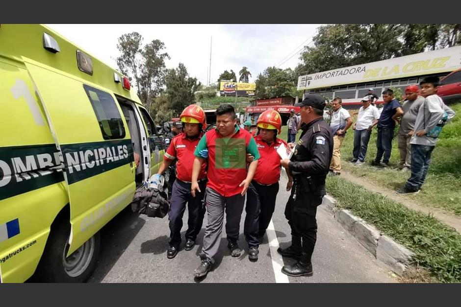 El trabajador de la gasolinera resultó con heridas luego de ser arrastrado con el vehículo. (Foto: Bomberos Municipales)&nbsp;