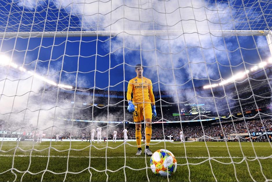 Los porteros del Real Madrid no pudieron evitar la humillación a manos del Atlético de Madrid. (Foto: AFP)