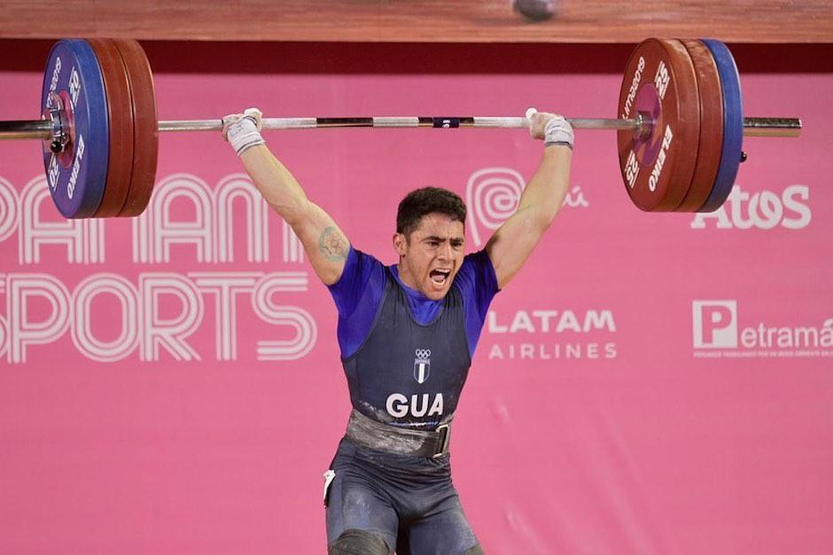 Momento en el que Edgar Pineda hace el esfuerzo para levantar el peso. (Foto: COG)