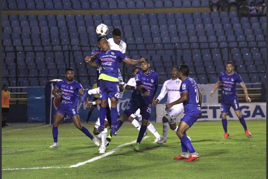 Janderson Pereira intenta cabecear el balón ante la marca rival. (Foto: Javier del Cid)