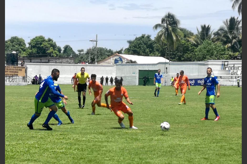 Julián Priego y Hamilton López buscan quedarse con el balón durante el partido. (Foto: Deportivo Mixco)
