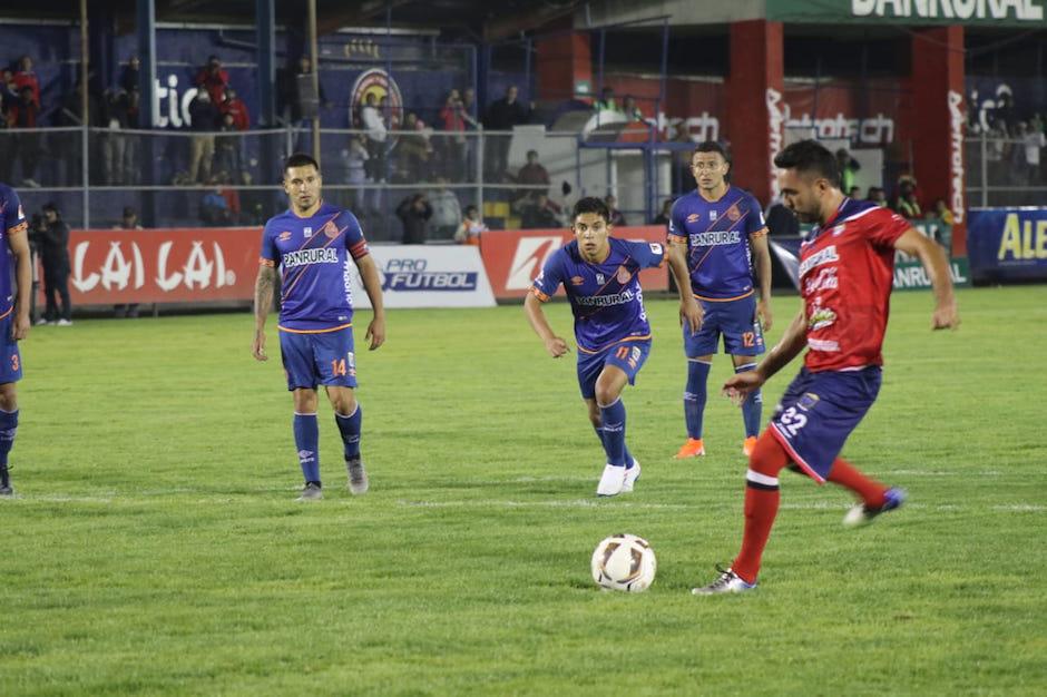 Kamiani al momento de realizar el penal que atajó Hagen. (Foto: Xelajú MC)