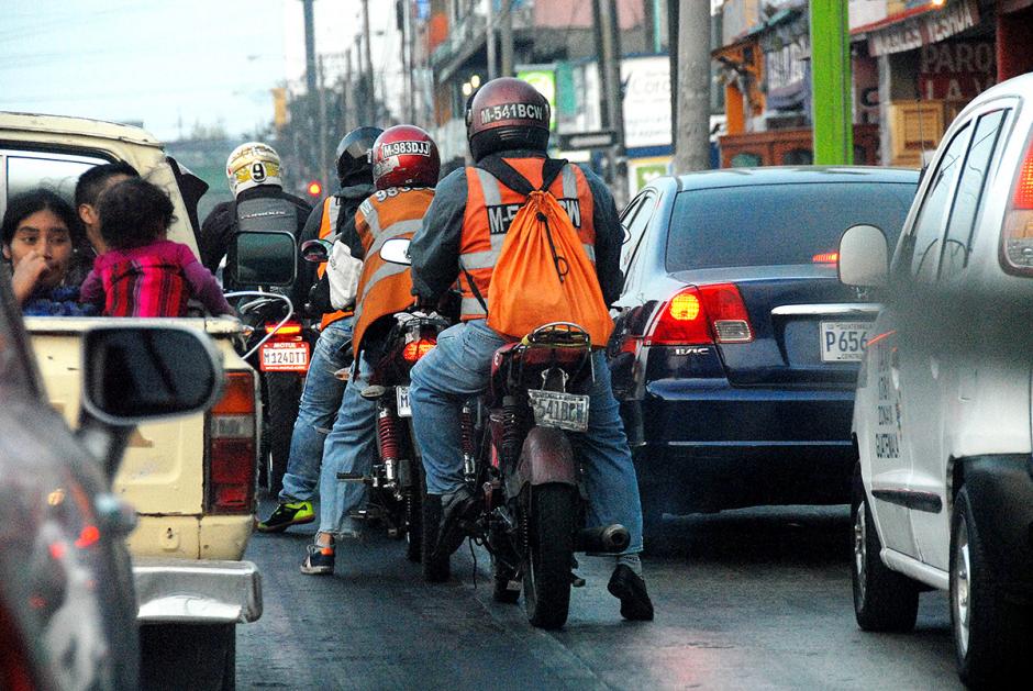 Motorista se salva de ser arrollado por un cami&oacute;n en Ciudad Quetzal. (Archivo/Soy502)
