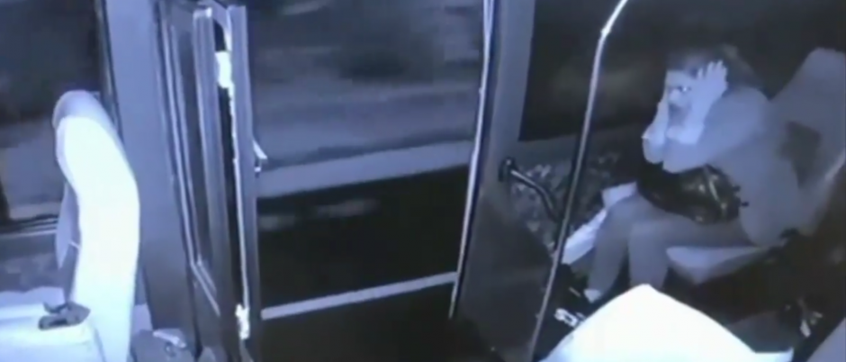 Los hombre suben al bus como pasajeros pero momentos después lo toman por asalto. (Foto: captura pantalla)&nbsp;