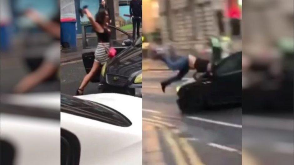 Se desconoce el motivo por el que la mujer golpeaba el carro, lo que desat&oacute; el incidente. (Foto: Captura de pantalla)