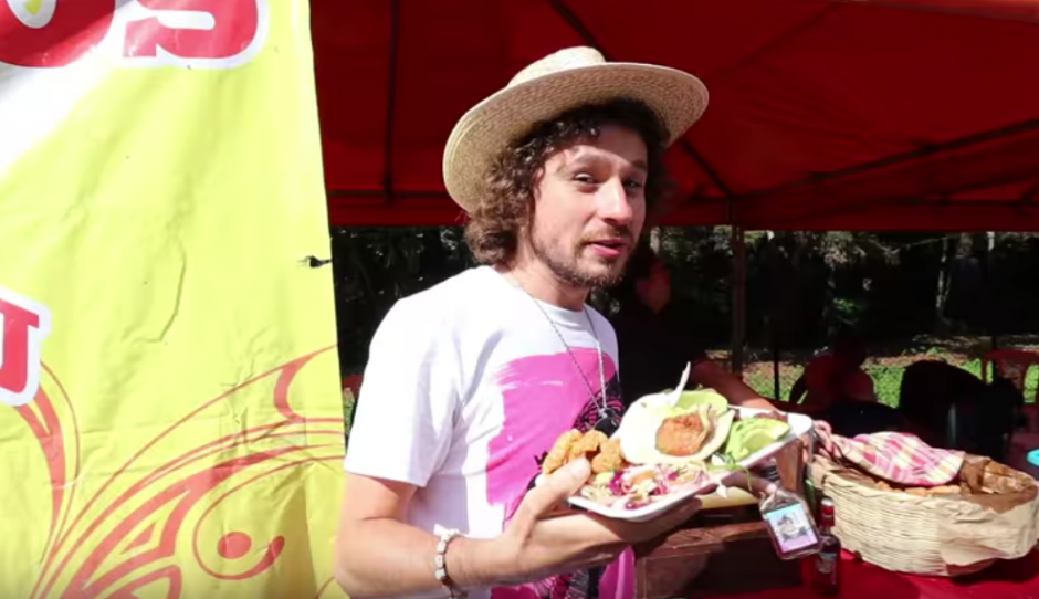 El youtuiber mostr&oacute; un poco de las delicias que se pueden comer en la calle. (Foto: Youtube)&nbsp;