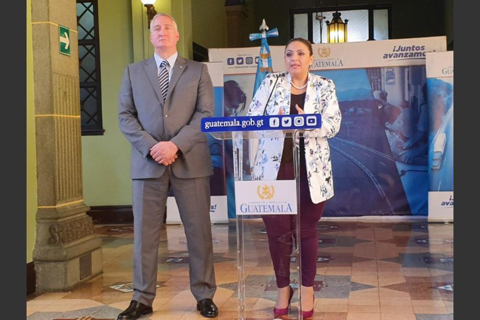 Los ministros de Gobernación, Enrique Degenhart; y de Relaciones Exteriores, Sandra Jovel, hablan sobre el acuerdo de Tercer país seguro. (Foto: Radio Progreso)