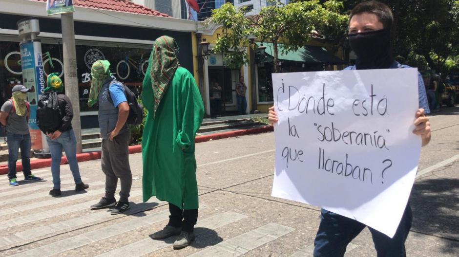 Los encapuchados se oponen al acuerdo de "Tercer País Seguro" con Estados Unidos. (Foto: cortesía José Castro)
