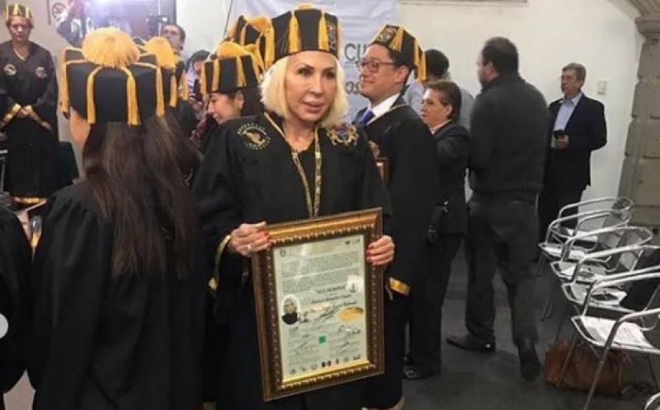 La conductora luci&oacute; el reconocimiento el cual ha generado diversas reacciones en las redes sociales. (Foto: Twitter)