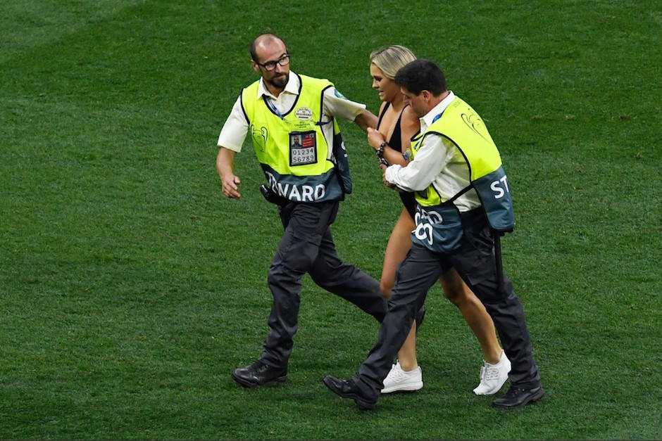 La rusa que se coló en la final de la Champions fue retirada de la cancha por agentes de seguridad. (Foto: AFP)