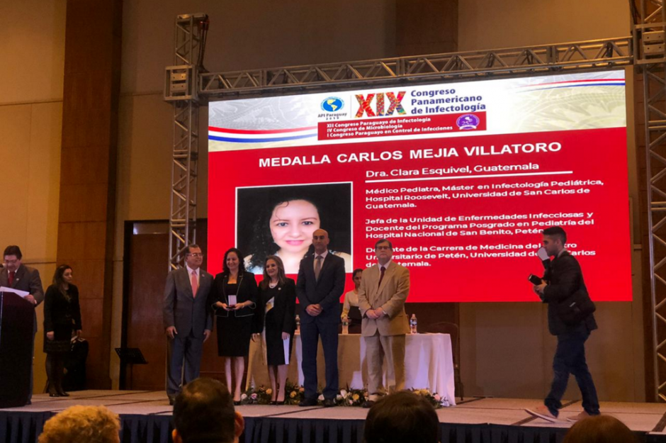 Una investigadora guatemalteca fue premiada en Uruguay por su investigación. (Foto: Twitter/Hospital Roosevelt)