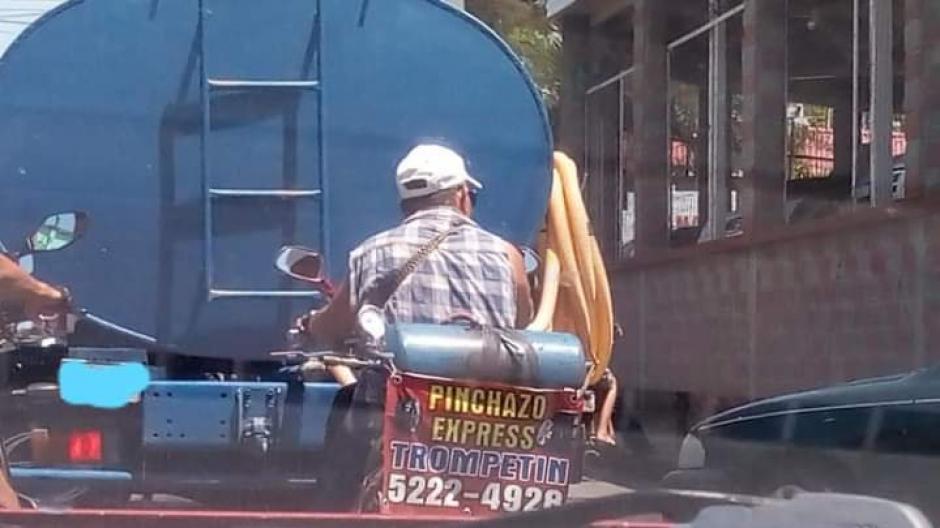 En redes sociales se comparte la fotograf&iacute;a de un hombre y el letrero de su negocio. (Foto: captura pantalla)&nbsp;