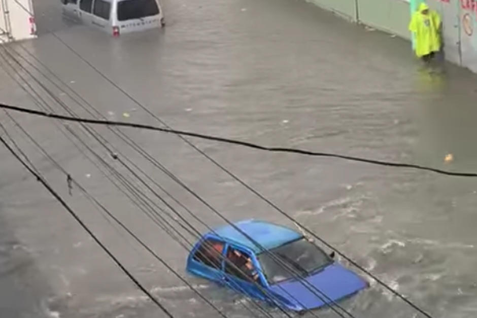 Las lluvias provocaron que varios vehículos quedaran atrapados en la vía pública. (Foto: captura pantalla)&nbsp;