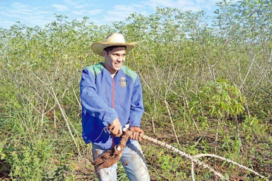Robert Rojas en pleno trabajo en el campo. (Foto: Facebook)