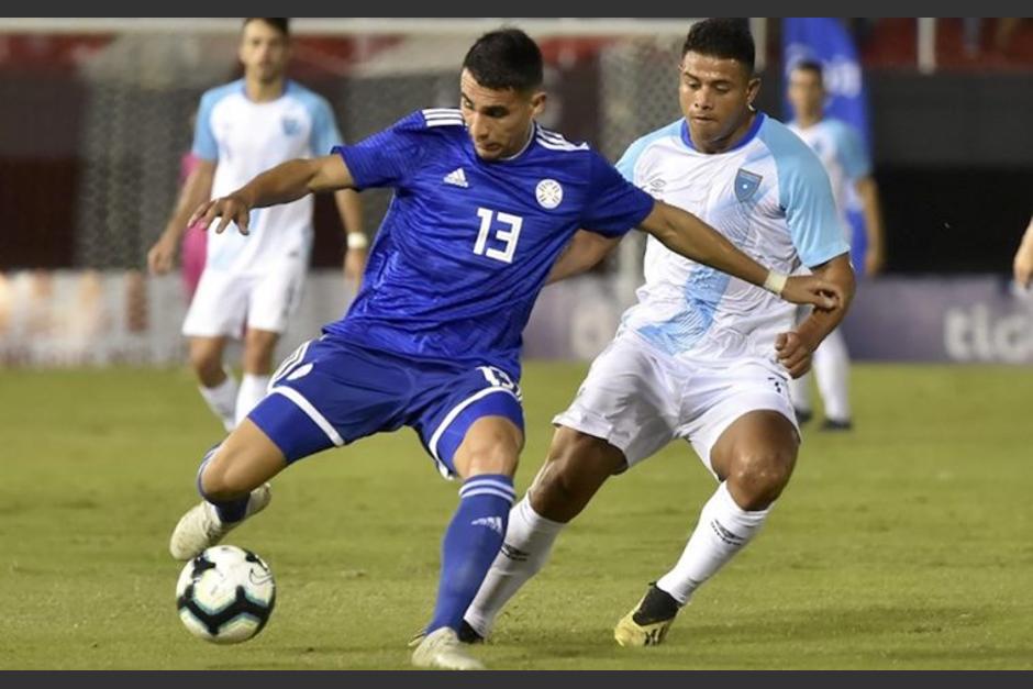 Alejandro Galindo disputa el balón durante el juego de Guatemala ante Paraguay. (Foto: AFP)