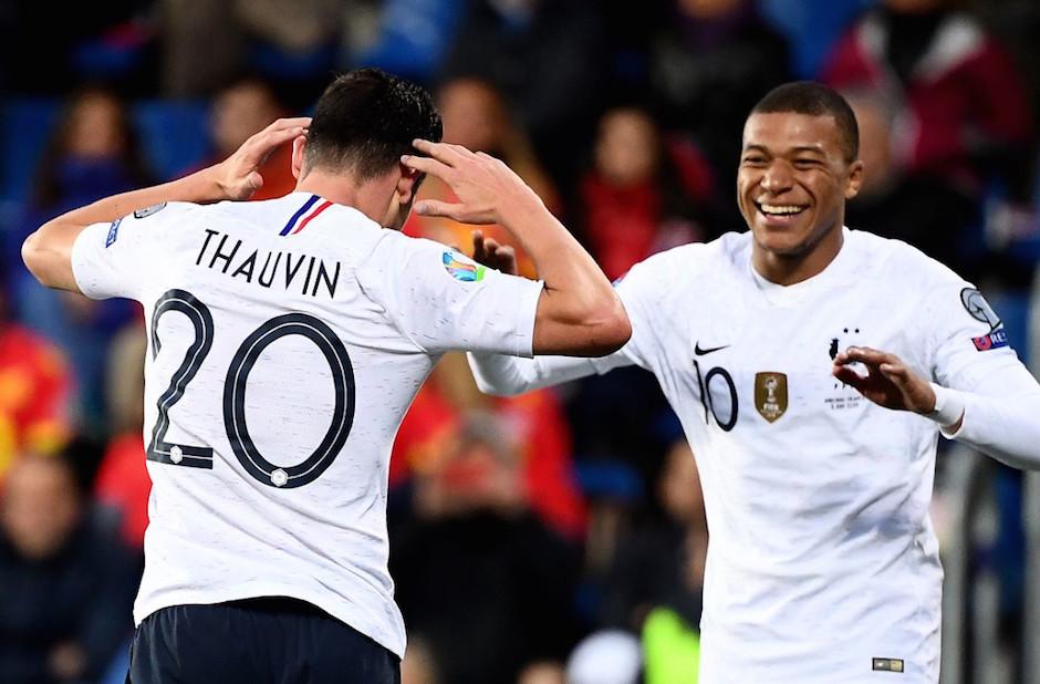 Kylian Mbappé festeja su anotación 100 como profesional. (Foto: AFP)