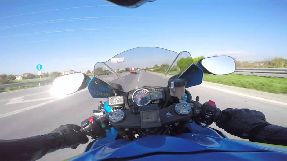El motociclista falleci&oacute; tiempo despu&eacute;s de haber compartido el video en el que manejaba con los pies su moto. (Foto: Youtube)