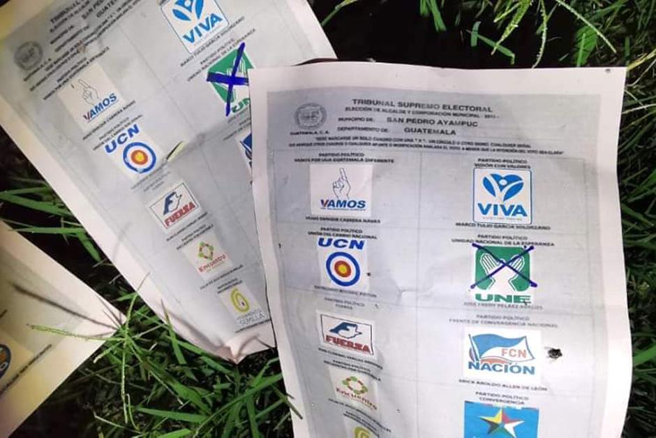 Vecinos de San Pedro Ayampuc, municipio del departamento de Guatemala, encontraron varias boletas de propaganda que aseguran servir&aacute;n para intentar un fraude electoral. (Foto: Redes sociales)