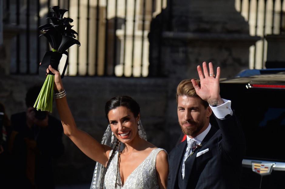 El ramo de flores negras llamó la atención en la boda de Pilar Rubio y Sergio Ramos. (Foto: AFP)