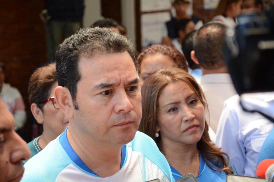 Un ciudadano le grit&oacute; a Jimmy Morales al salir en el Centro de votaci&oacute;n. (Mar&iacute;a Rene&eacute; Rend&oacute;n/Soy502)