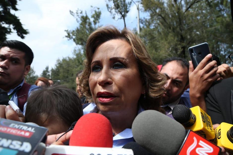 La candidata de la Unidad Nacional de la Esperanza, Sandra Torres fue recibida por una gran cantidad de personas en su centro de votaci&oacute;n. (Foto: Jes&uacute;s Alfonso/Soy502)
