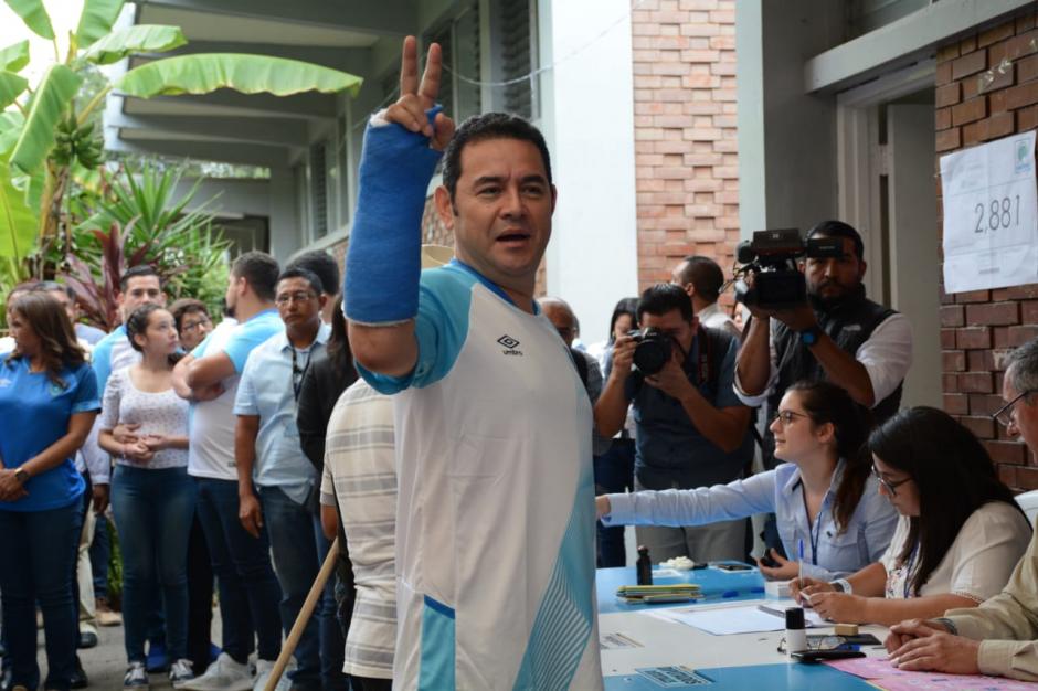 El presidente lleg&oacute; bajo un fuerte dispositivo a emitir su voto en la zona 7 de Mixco. (Foto:Alexis Batres/Soy502)