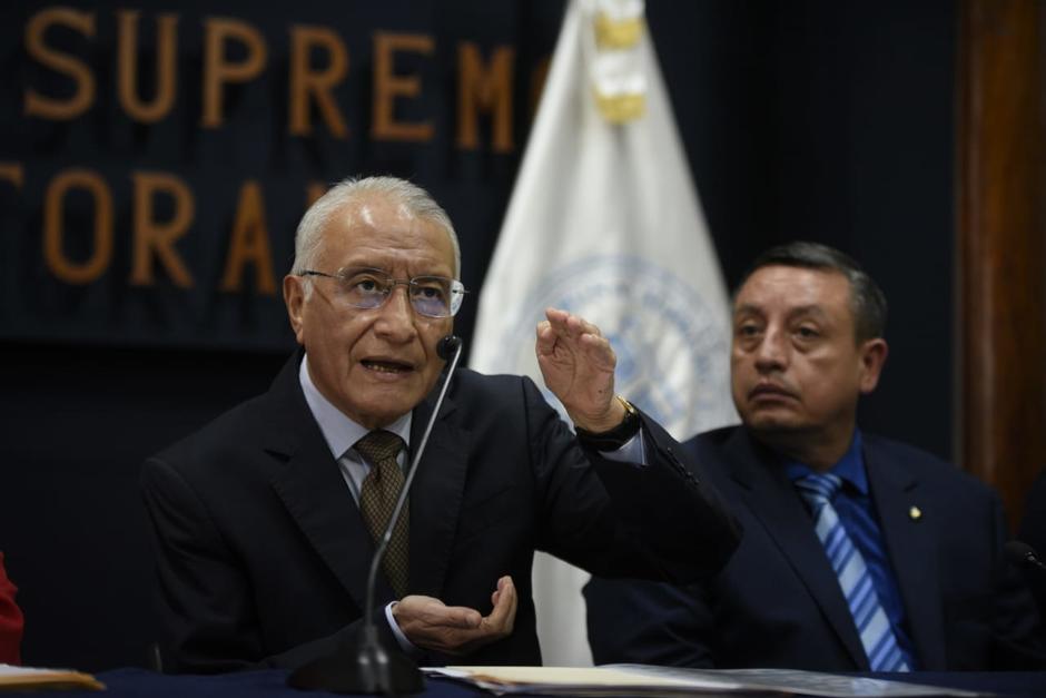El presidente del TSE aseguró que la mujer está firmando las papeletas, no marcándolas. (Foto: Wilder López/Soy502)