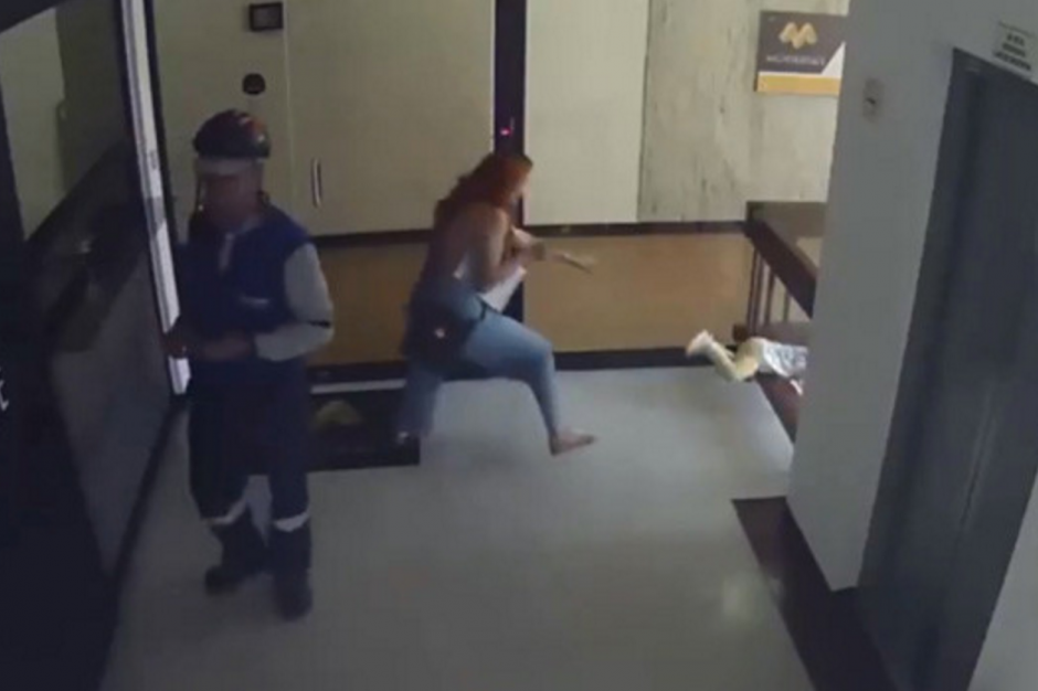 Una mujer toma a su hijo de la pierna. (Foto: Captura de pantalla)&nbsp;