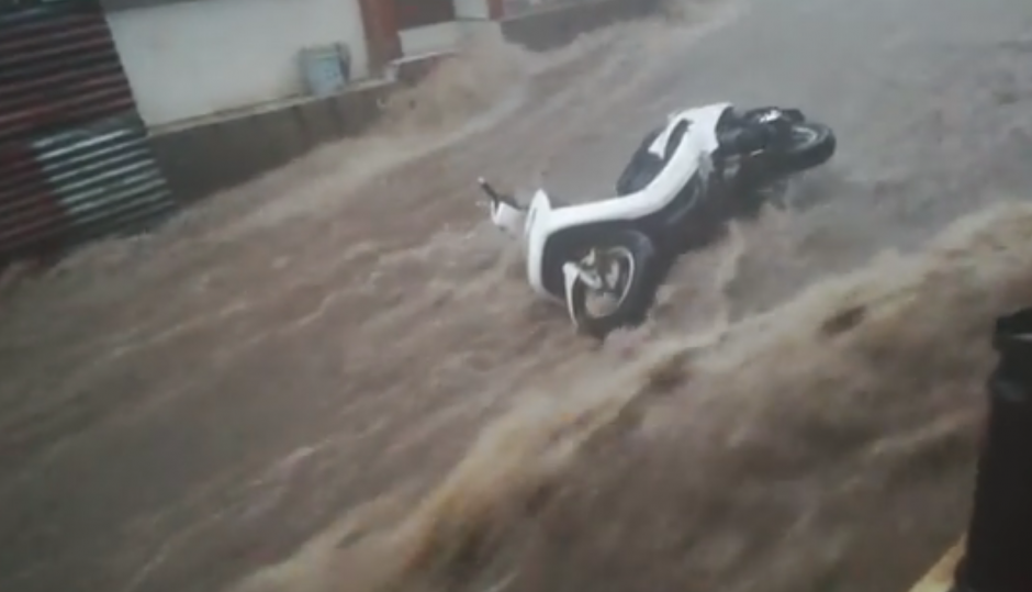 Las fuertes lluvias arrastraron una motoneta en Solol&aacute;. (Foto: captura video)&nbsp;