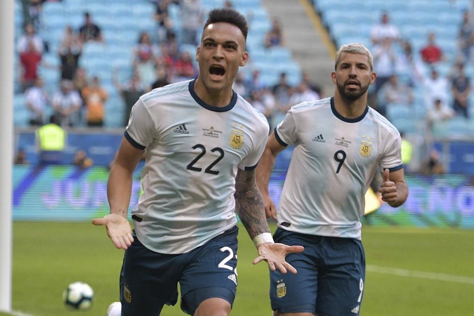 El grito de gol de Lautaro Mart&iacute;nez, le sigue el Kun Ag&uuml;ero para celebrar. (Foto: AFP)