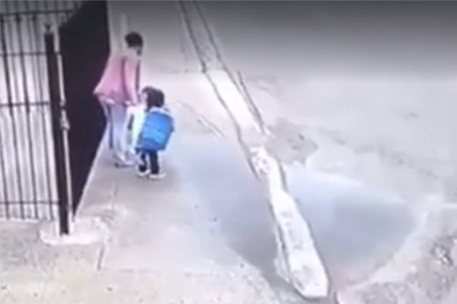 El video fue grabado por una c&aacute;mara de seguridad. (Foto: captura de pantalla)