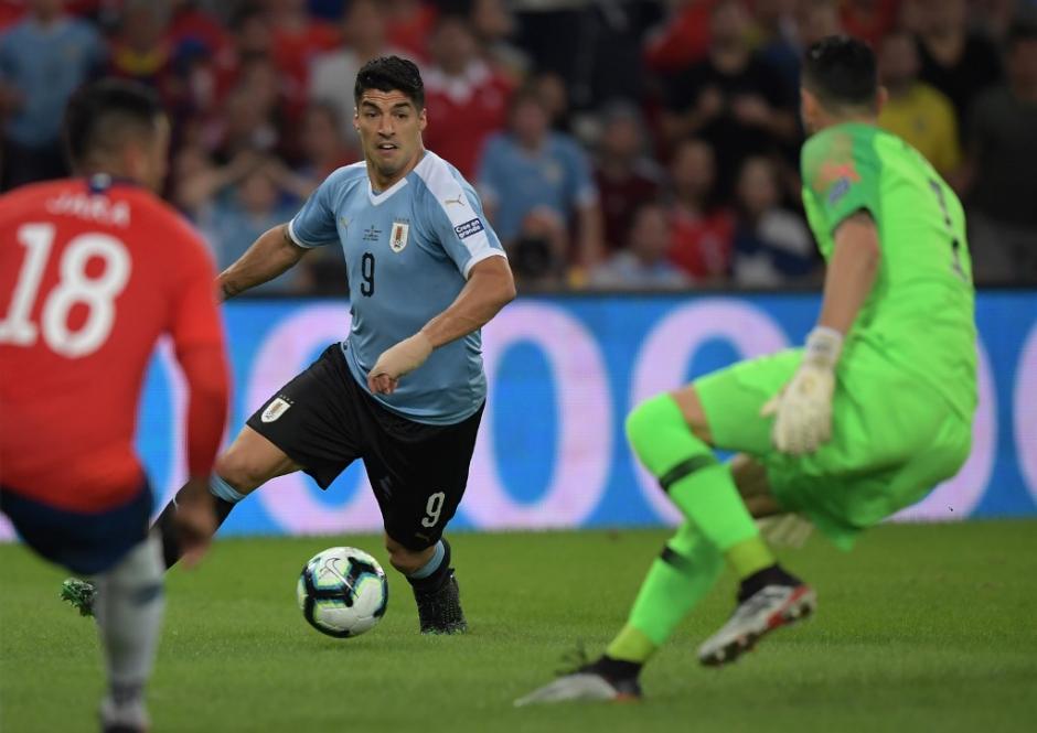 El delantero del Barcelona reclam&oacute; una mano del arquero. (Foto: AFP)&nbsp;