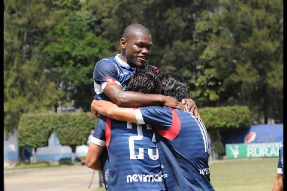 Milton "Tyson" Núnez jugará junto a su hijo en el Victoria de Honduras. (Foto: Soy502)