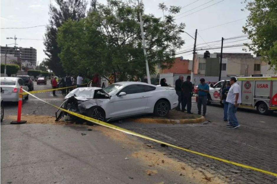 El futbolista conduc&iacute;a un auto de lujo antes de perder el control e impactar contra los reci&eacute;n casados. (Foto: Los Pleyers)