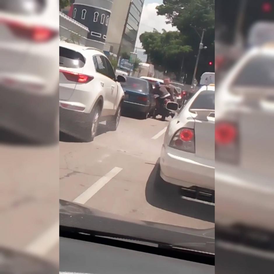 Los motoladrones vigilan a su v&iacute;ctima para tomarla por asalto. (Foto: captura Facebook)&nbsp;