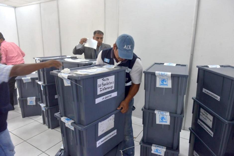 El TSE volvió a embalar las cajas electorales que se habían habilitado para iniciar el trabajo de la Comisión de Verificación y Cotejo en el Parque de la Industria. (Foto: Jesús Alfonso/Soy502)