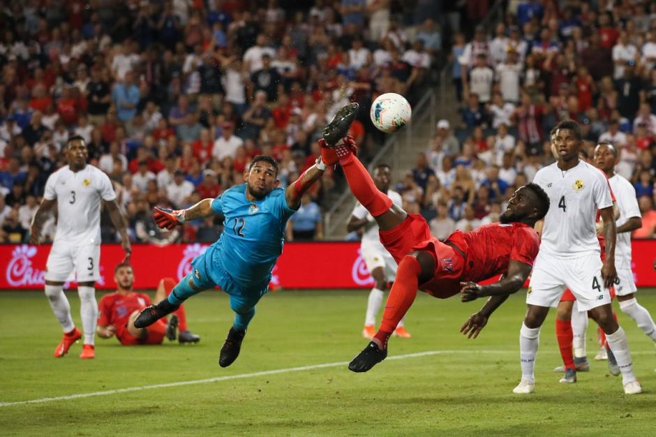 Jozy Altidore anticipa a José Calderón para marcar un golazo para Estados Unidos. (Foto: AFP)