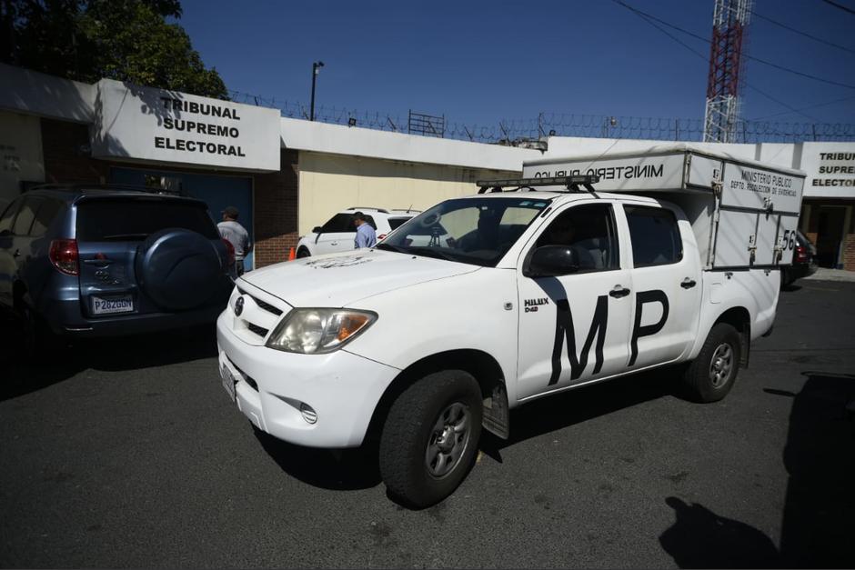 El MP y la CGC realizan una copia de la base de datos de los resultados de las elecciones generales. (Foto: Wilder López/Soy502)