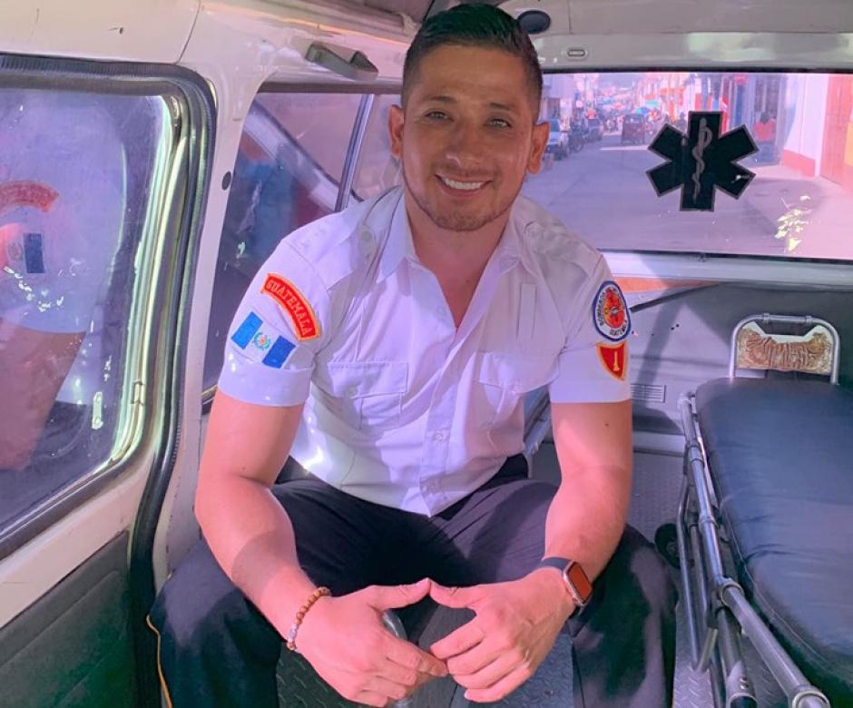 La fotografía de este bombero ha sido compartida más de 2 mil 500 veces. (Foto:&nbsp;Omar Camposeco Dardon/Facebook)