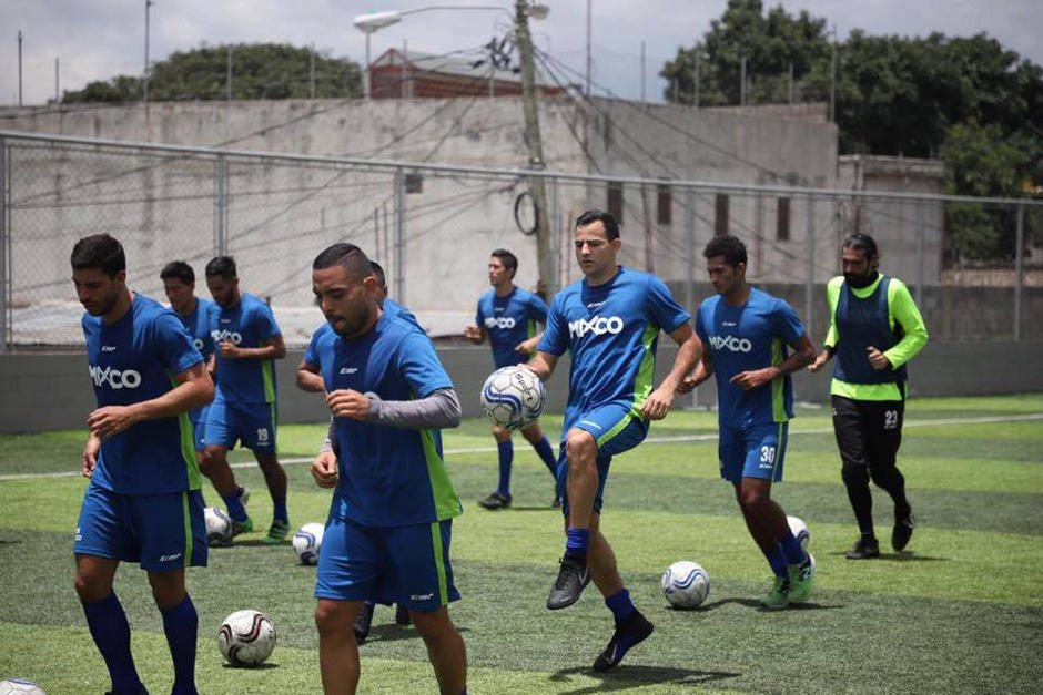 Marco Pappa fue recibido por el técnico Julio Gómez. (Foto: Municipalidad de Mixco)