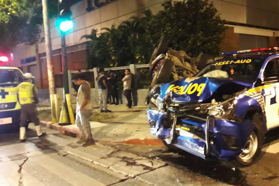 Un picop volc&oacute; tras chocar aparatosamente contra una patrulla en un sector de la zona 5. (Foto: Am&iacute;lcar Montejo/PMT)