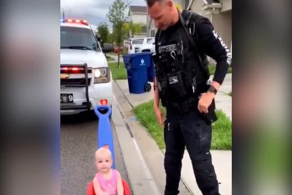 El agente ve que est&aacute; circulando incorrectamente y le pide su licencia y su registro de conducir (Foto: captura de pantalla)