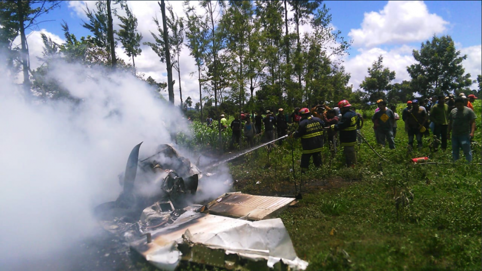 Los ocupantes de la avioneta fueron llevados a un hospital. (Foto: Bomberos Municipales Departamentales)