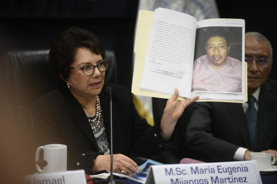 La magistrada María Eugenia Mijangos muestra la fotografía de un presidente de Junta Electoral en Santa Eulalia, Huehuetenango. (Foto: Wilder López/Soy502)