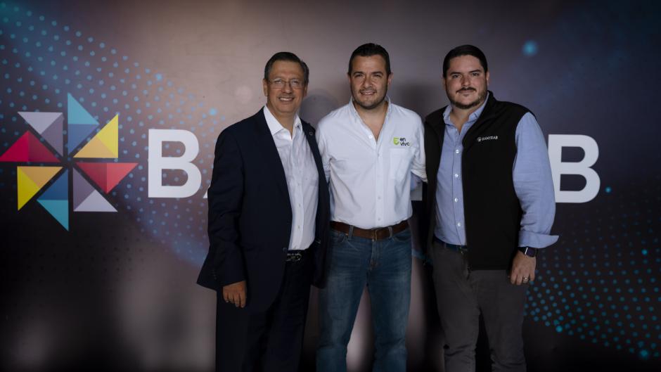 Representantes de Bantrab junto a representante de En Vivo Producciones, anunciaron grandes conciertos para el resto del año. (Foto: George Rojas/Soy502)