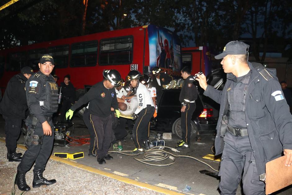 Los bomberos Voluntarios realizaron una labor contra el tiempo para rescatar a las v&iacute;ctimas del accidente. (Foto: Bomberos Voluntarios)