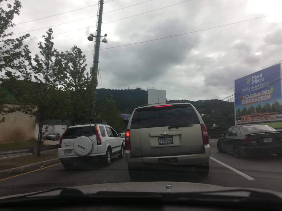 Los usuarios denuncian que las largas filas comienzas desde Mixco hacia el Occidente. (Foto: Sacatep&eacute;quez Star News)