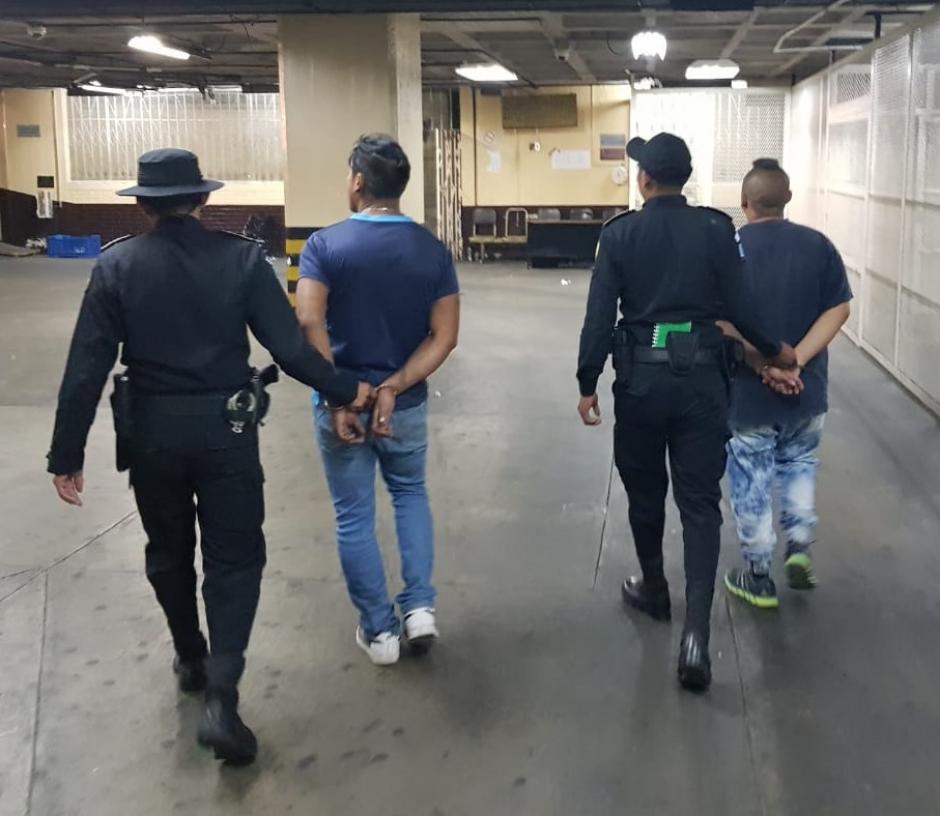 William Alexander Flores Flores, de 31 a&ntilde;os, y Julio C&eacute;sar Ram&iacute;rez Hern&aacute;ndez, 18, fueron detenidos portando un arma de manera ilegal. (Foto: PNC)