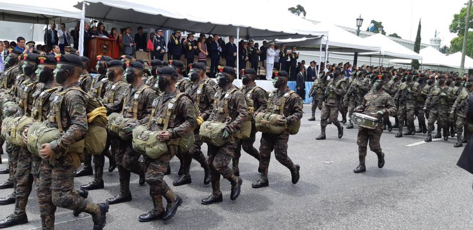 Soldados festejaron el D&iacute;a del Ej&eacute;rcito en las calles de la ciudad. (Foto: AGN)